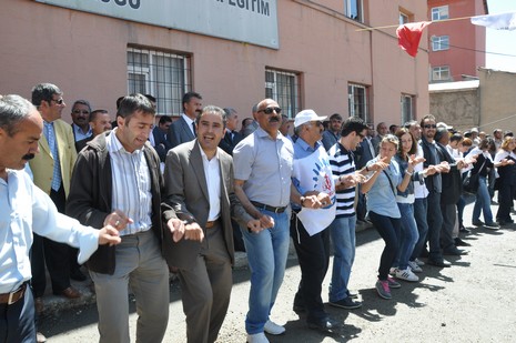 Yüksekova'da sabah saatlerinden itibaren Gever Kültür Sanat Merkezi ile Yüksekova Belediyesi önünde iki koldan yürüyen KESK bileşenleri, Yüksekova eski devlet hastanesi önünde bir araya geldi. 