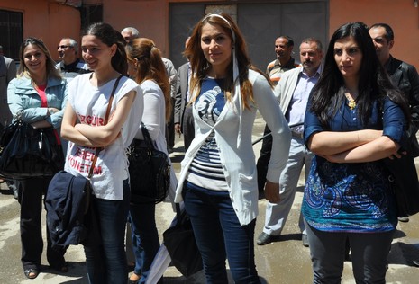 Yüksekova'da sabah saatlerinden itibaren Gever Kültür Sanat Merkezi ile Yüksekova Belediyesi önünde iki koldan yürüyen KESK bileşenleri, Yüksekova eski devlet hastanesi önünde bir araya geldi. 