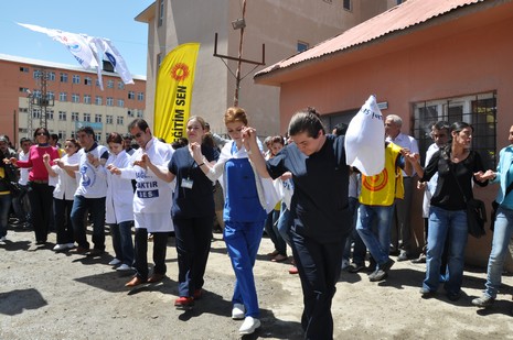 Yüksekova'da sabah saatlerinden itibaren Gever Kültür Sanat Merkezi ile Yüksekova Belediyesi önünde iki koldan yürüyen KESK bileşenleri, Yüksekova eski devlet hastanesi önünde bir araya geldi. 