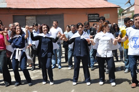 Yüksekova'da sabah saatlerinden itibaren Gever Kültür Sanat Merkezi ile Yüksekova Belediyesi önünde iki koldan yürüyen KESK bileşenleri, Yüksekova eski devlet hastanesi önünde bir araya geldi. 