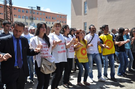 Yüksekova'da sabah saatlerinden itibaren Gever Kültür Sanat Merkezi ile Yüksekova Belediyesi önünde iki koldan yürüyen KESK bileşenleri, Yüksekova eski devlet hastanesi önünde bir araya geldi. 