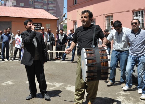 Yüksekova'da sabah saatlerinden itibaren Gever Kültür Sanat Merkezi ile Yüksekova Belediyesi önünde iki koldan yürüyen KESK bileşenleri, Yüksekova eski devlet hastanesi önünde bir araya geldi. 
