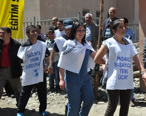 Yüksekova'da sabah saatlerinden itibaren Gever Kültür Sanat Merkezi ile Yüksekova Belediyesi önünde iki koldan yürüyen KESK bileşenleri, Yüksekova eski devlet hastanesi önünde bir araya geldi. 