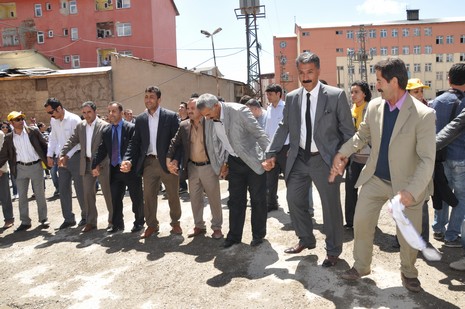 Yüksekova'da sabah saatlerinden itibaren Gever Kültür Sanat Merkezi ile Yüksekova Belediyesi önünde iki koldan yürüyen KESK bileşenleri, Yüksekova eski devlet hastanesi önünde bir araya geldi. 