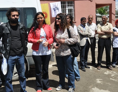 Yüksekova'da sabah saatlerinden itibaren Gever Kültür Sanat Merkezi ile Yüksekova Belediyesi önünde iki koldan yürüyen KESK bileşenleri, Yüksekova eski devlet hastanesi önünde bir araya geldi. 