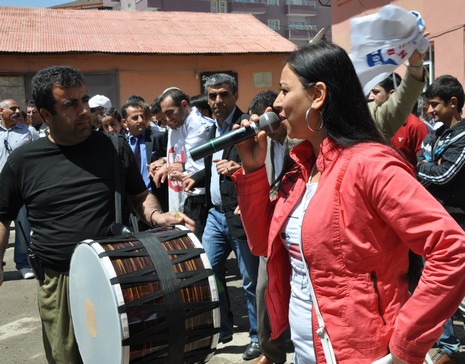 Yüksekova'da sabah saatlerinden itibaren Gever Kültür Sanat Merkezi ile Yüksekova Belediyesi önünde iki koldan yürüyen KESK bileşenleri, Yüksekova eski devlet hastanesi önünde bir araya geldi. 