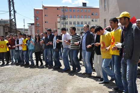 Yüksekova'da sabah saatlerinden itibaren Gever Kültür Sanat Merkezi ile Yüksekova Belediyesi önünde iki koldan yürüyen KESK bileşenleri, Yüksekova eski devlet hastanesi önünde bir araya geldi. 