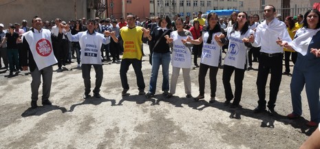 Yüksekova'da sabah saatlerinden itibaren Gever Kültür Sanat Merkezi ile Yüksekova Belediyesi önünde iki koldan yürüyen KESK bileşenleri, Yüksekova eski devlet hastanesi önünde bir araya geldi. 