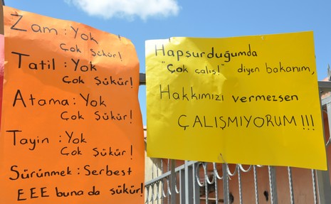 Yüksekova'da sabah saatlerinden itibaren Gever Kültür Sanat Merkezi ile Yüksekova Belediyesi önünde iki koldan yürüyen KESK bileşenleri, Yüksekova eski devlet hastanesi önünde bir araya geldi. 