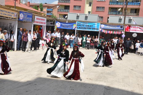 
Yüksekova İlçe Milli Eğitim Müdürlüğü bünyesinde üçüncüsü düzenlenen ''Okul Öncesi Bahar Şenliği'' renkli görüntülere sahne oldu.
