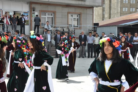 
Yüksekova İlçe Milli Eğitim Müdürlüğü bünyesinde üçüncüsü düzenlenen ''Okul Öncesi Bahar Şenliği'' renkli görüntülere sahne oldu.
