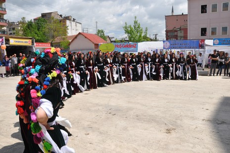 
Yüksekova İlçe Milli Eğitim Müdürlüğü bünyesinde üçüncüsü düzenlenen ''Okul Öncesi Bahar Şenliği'' renkli görüntülere sahne oldu.
