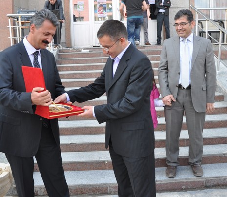 
Yüksekova İlçe Milli Eğitim Müdürlüğü bünyesinde üçüncüsü düzenlenen ''Okul Öncesi Bahar Şenliği'' renkli görüntülere sahne oldu.
