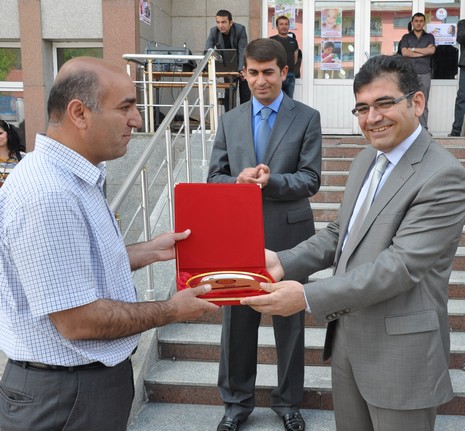 
Yüksekova İlçe Milli Eğitim Müdürlüğü bünyesinde üçüncüsü düzenlenen ''Okul Öncesi Bahar Şenliği'' renkli görüntülere sahne oldu.
