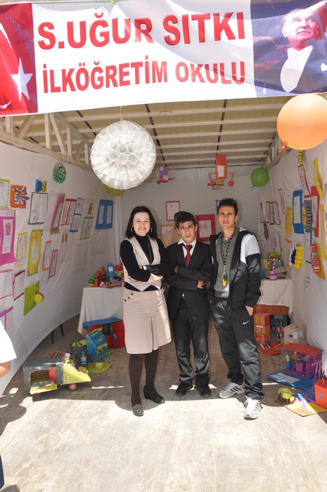 
Yüksekova İlçe Milli Eğitim Müdürlüğü bünyesinde üçüncüsü düzenlenen ''Okul Öncesi Bahar Şenliği'' renkli görüntülere sahne oldu.
