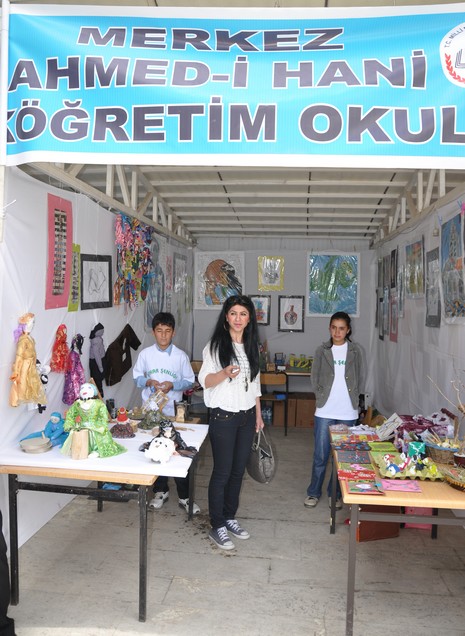 
Yüksekova İlçe Milli Eğitim Müdürlüğü bünyesinde üçüncüsü düzenlenen ''Okul Öncesi Bahar Şenliği'' renkli görüntülere sahne oldu.
