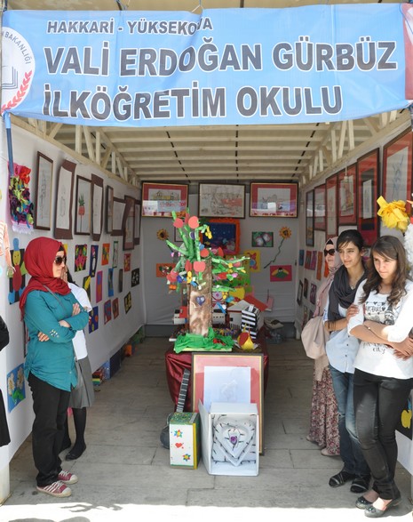 
Yüksekova İlçe Milli Eğitim Müdürlüğü bünyesinde üçüncüsü düzenlenen ''Okul Öncesi Bahar Şenliği'' renkli görüntülere sahne oldu.
