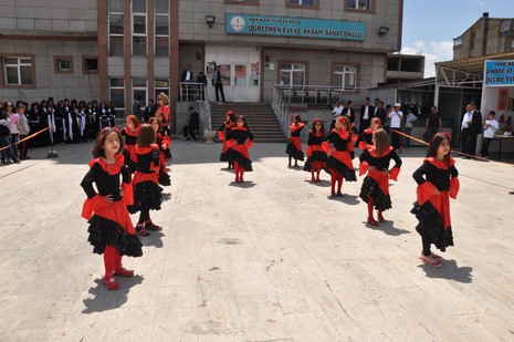 
Yüksekova İlçe Milli Eğitim Müdürlüğü bünyesinde üçüncüsü düzenlenen ''Okul Öncesi Bahar Şenliği'' renkli görüntülere sahne oldu.
