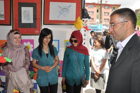 
Yüksekova İlçe Milli Eğitim Müdürlüğü bünyesinde üçüncüsü düzenlenen ''Okul Öncesi Bahar Şenliği'' renkli görüntülere sahne oldu.
