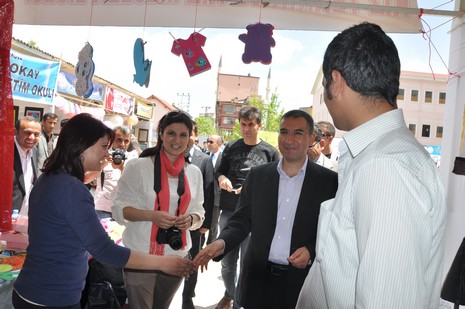 
Yüksekova İlçe Milli Eğitim Müdürlüğü bünyesinde üçüncüsü düzenlenen ''Okul Öncesi Bahar Şenliği'' renkli görüntülere sahne oldu.
