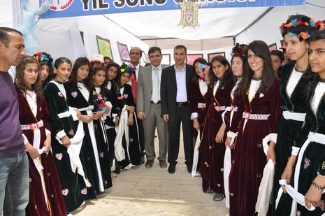 
Yüksekova İlçe Milli Eğitim Müdürlüğü bünyesinde üçüncüsü düzenlenen ''Okul Öncesi Bahar Şenliği'' renkli görüntülere sahne oldu.
