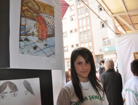 
Yüksekova İlçe Milli Eğitim Müdürlüğü bünyesinde üçüncüsü düzenlenen ''Okul Öncesi Bahar Şenliği'' renkli görüntülere sahne oldu.
