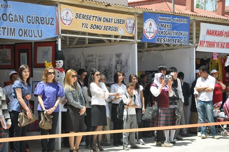 
Yüksekova İlçe Milli Eğitim Müdürlüğü bünyesinde üçüncüsü düzenlenen ''Okul Öncesi Bahar Şenliği'' renkli görüntülere sahne oldu.
