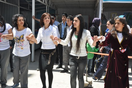 
Yüksekova İlçe Milli Eğitim Müdürlüğü bünyesinde üçüncüsü düzenlenen ''Okul Öncesi Bahar Şenliği'' renkli görüntülere sahne oldu.
