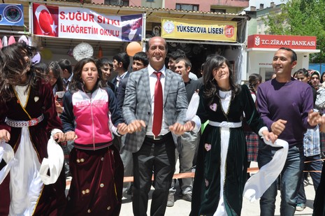 
Yüksekova İlçe Milli Eğitim Müdürlüğü bünyesinde üçüncüsü düzenlenen ''Okul Öncesi Bahar Şenliği'' renkli görüntülere sahne oldu.
