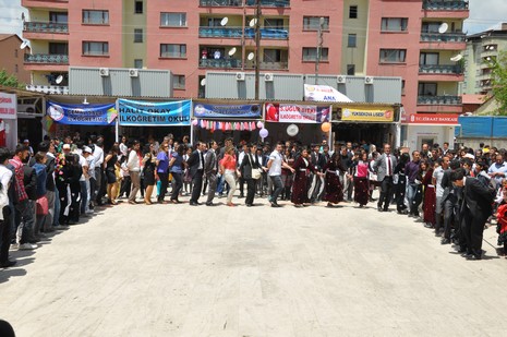 
Yüksekova İlçe Milli Eğitim Müdürlüğü bünyesinde üçüncüsü düzenlenen ''Okul Öncesi Bahar Şenliği'' renkli görüntülere sahne oldu.
