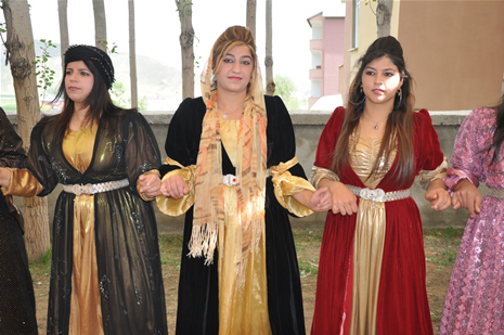 Hakkari'nin Yüksekova ilçesinde 26-27 Mayıs 2012 Dünya evine Giren Çiftlerimizi Sizler için Sayfamıza taşıdık. Yüksekova Güncel Ailesi olarak Tüm Çiftlerimize mutluluklar Dileriz. Foto: Yaşar KAPLAN- Rojhat YİĞİT