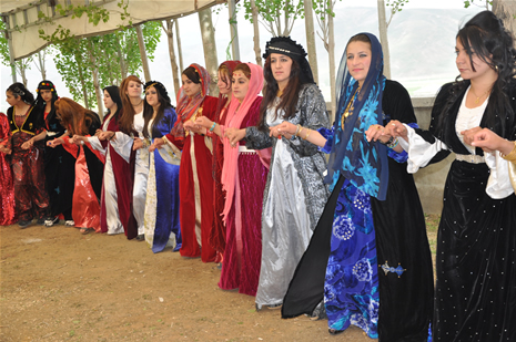 Hakkari'nin Yüksekova ilçesinde 26-27 Mayıs 2012 Dünya evine Giren Çiftlerimizi Sizler için Sayfamıza taşıdık. Yüksekova Güncel Ailesi olarak Tüm Çiftlerimize mutluluklar Dileriz. Foto: Yaşar KAPLAN- Rojhat YİĞİT