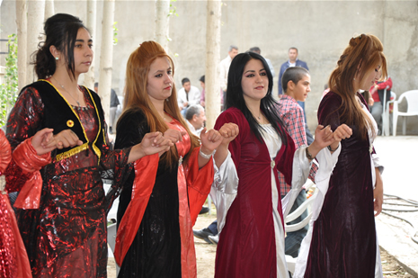Hakkari'nin Yüksekova ilçesinde 26-27 Mayıs 2012 Dünya evine Giren Çiftlerimizi Sizler için Sayfamıza taşıdık. Yüksekova Güncel Ailesi olarak Tüm Çiftlerimize mutluluklar Dileriz. Foto: Yaşar KAPLAN- Rojhat YİĞİT