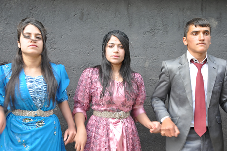 Hakkari'nin Yüksekova ilçesinde 26-27 Mayıs 2012 Dünya evine Giren Çiftlerimizi Sizler için Sayfamıza taşıdık. Yüksekova Güncel Ailesi olarak Tüm Çiftlerimize mutluluklar Dileriz. Foto: Yaşar KAPLAN- Rojhat YİĞİT