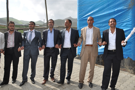 Hakkari'nin Yüksekova ilçesinde 26-27 Mayıs 2012 Dünya evine Giren Çiftlerimizi Sizler için Sayfamıza taşıdık. Yüksekova Güncel Ailesi olarak Tüm Çiftlerimize mutluluklar Dileriz. Foto: Yaşar KAPLAN- Rojhat YİĞİT