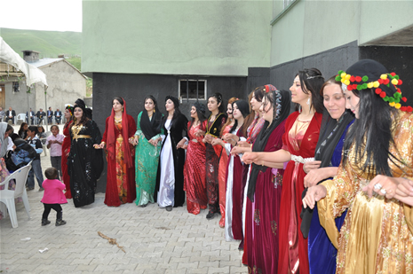 Hakkari'nin Yüksekova ilçesinde 26-27 Mayıs 2012 Dünya evine Giren Çiftlerimizi Sizler için Sayfamıza taşıdık. Yüksekova Güncel Ailesi olarak Tüm Çiftlerimize mutluluklar Dileriz. Foto: Yaşar KAPLAN- Rojhat YİĞİT