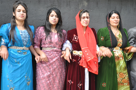 Hakkari'nin Yüksekova ilçesinde 26-27 Mayıs 2012 Dünya evine Giren Çiftlerimizi Sizler için Sayfamıza taşıdık. Yüksekova Güncel Ailesi olarak Tüm Çiftlerimize mutluluklar Dileriz. Foto: Yaşar KAPLAN- Rojhat YİĞİT