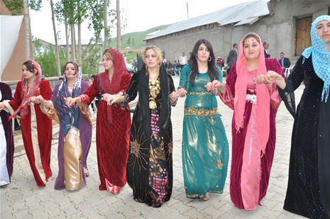 Hakkari'nin Yüksekova ilçesinde 26-27 Mayıs 2012 Dünya evine Giren Çiftlerimizi Sizler için Sayfamıza taşıdık. Yüksekova Güncel Ailesi olarak Tüm Çiftlerimize mutluluklar Dileriz. Foto: Yaşar KAPLAN- Rojhat YİĞİT