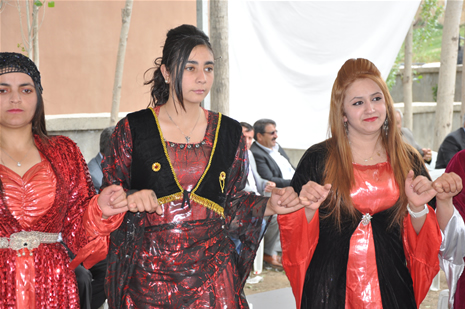 Hakkari'nin Yüksekova ilçesinde 26-27 Mayıs 2012 Dünya evine Giren Çiftlerimizi Sizler için Sayfamıza taşıdık. Yüksekova Güncel Ailesi olarak Tüm Çiftlerimize mutluluklar Dileriz. Foto: Yaşar KAPLAN- Rojhat YİĞİT