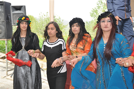 Hakkari'nin Yüksekova ilçesinde 26-27 Mayıs 2012 Dünya evine Giren Çiftlerimizi Sizler için Sayfamıza taşıdık. Yüksekova Güncel Ailesi olarak Tüm Çiftlerimize mutluluklar Dileriz. Foto: Yaşar KAPLAN- Rojhat YİĞİT