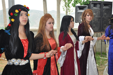 Hakkari'nin Yüksekova ilçesinde 26-27 Mayıs 2012 Dünya evine Giren Çiftlerimizi Sizler için Sayfamıza taşıdık. Yüksekova Güncel Ailesi olarak Tüm Çiftlerimize mutluluklar Dileriz. Foto: Yaşar KAPLAN- Rojhat YİĞİT