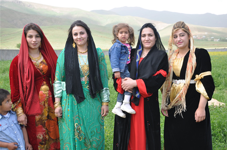 Hakkari'nin Yüksekova ilçesinde 26-27 Mayıs 2012 Dünya evine Giren Çiftlerimizi Sizler için Sayfamıza taşıdık. Yüksekova Güncel Ailesi olarak Tüm Çiftlerimize mutluluklar Dileriz. Foto: Yaşar KAPLAN- Rojhat YİĞİT