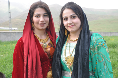 Hakkari'nin Yüksekova ilçesinde 26-27 Mayıs 2012 Dünya evine Giren Çiftlerimizi Sizler için Sayfamıza taşıdık. Yüksekova Güncel Ailesi olarak Tüm Çiftlerimize mutluluklar Dileriz. Foto: Yaşar KAPLAN- Rojhat YİĞİT