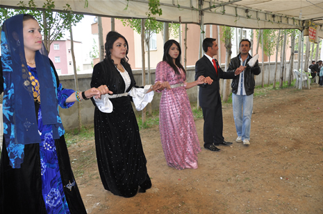 Hakkari'nin Yüksekova ilçesinde 26-27 Mayıs 2012 Dünya evine Giren Çiftlerimizi Sizler için Sayfamıza taşıdık. Yüksekova Güncel Ailesi olarak Tüm Çiftlerimize mutluluklar Dileriz. Foto: Yaşar KAPLAN- Rojhat YİĞİT