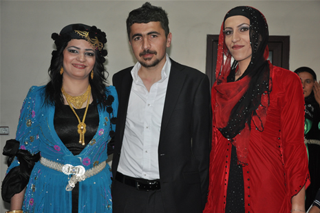 Hakkari'nin Yüksekova ilçesinde 26-27 Mayıs 2012 Dünya evine Giren Çiftlerimizi Sizler için Sayfamıza taşıdık. Yüksekova Güncel Ailesi olarak Tüm Çiftlerimize mutluluklar Dileriz. Foto: Yaşar KAPLAN- Rojhat YİĞİT