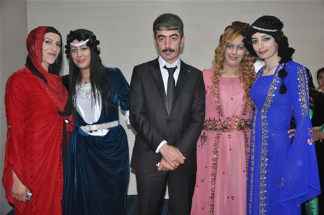 Hakkari'nin Yüksekova ilçesinde 26-27 Mayıs 2012 Dünya evine Giren Çiftlerimizi Sizler için Sayfamıza taşıdık. Yüksekova Güncel Ailesi olarak Tüm Çiftlerimize mutluluklar Dileriz. Foto: Yaşar KAPLAN- Rojhat YİĞİT