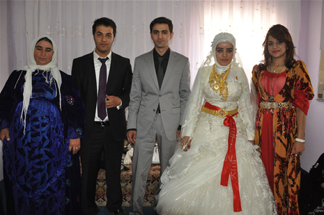 Hakkari'nin Yüksekova ilçesinde 26-27 Mayıs 2012 Dünya evine Giren Çiftlerimizi Sizler için Sayfamıza taşıdık. Yüksekova Güncel Ailesi olarak Tüm Çiftlerimize mutluluklar Dileriz. Foto: Yaşar KAPLAN- Rojhat YİĞİT