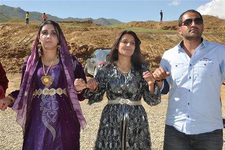 Hakkari'nin Yüksekova ilçesinde 26-27 Mayıs 2012 Dünya evine Giren Çiftlerimizi Sizler için Sayfamıza taşıdık. Yüksekova Güncel Ailesi olarak Tüm Çiftlerimize mutluluklar Dileriz. Foto: Yaşar KAPLAN- Rojhat YİĞİT