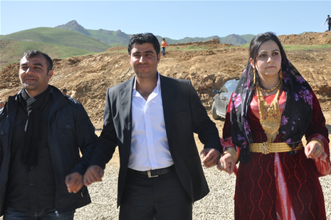 Hakkari'nin Yüksekova ilçesinde 26-27 Mayıs 2012 Dünya evine Giren Çiftlerimizi Sizler için Sayfamıza taşıdık. Yüksekova Güncel Ailesi olarak Tüm Çiftlerimize mutluluklar Dileriz. Foto: Yaşar KAPLAN- Rojhat YİĞİT