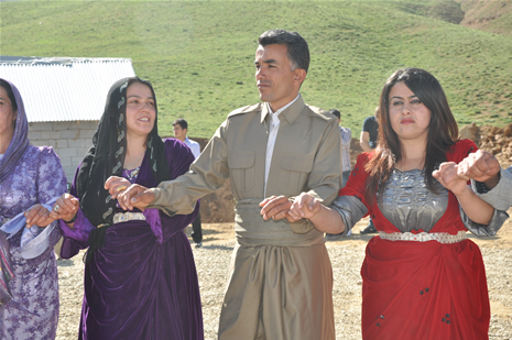 Hakkari'nin Yüksekova ilçesinde 26-27 Mayıs 2012 Dünya evine Giren Çiftlerimizi Sizler için Sayfamıza taşıdık. Yüksekova Güncel Ailesi olarak Tüm Çiftlerimize mutluluklar Dileriz. Foto: Yaşar KAPLAN- Rojhat YİĞİT
